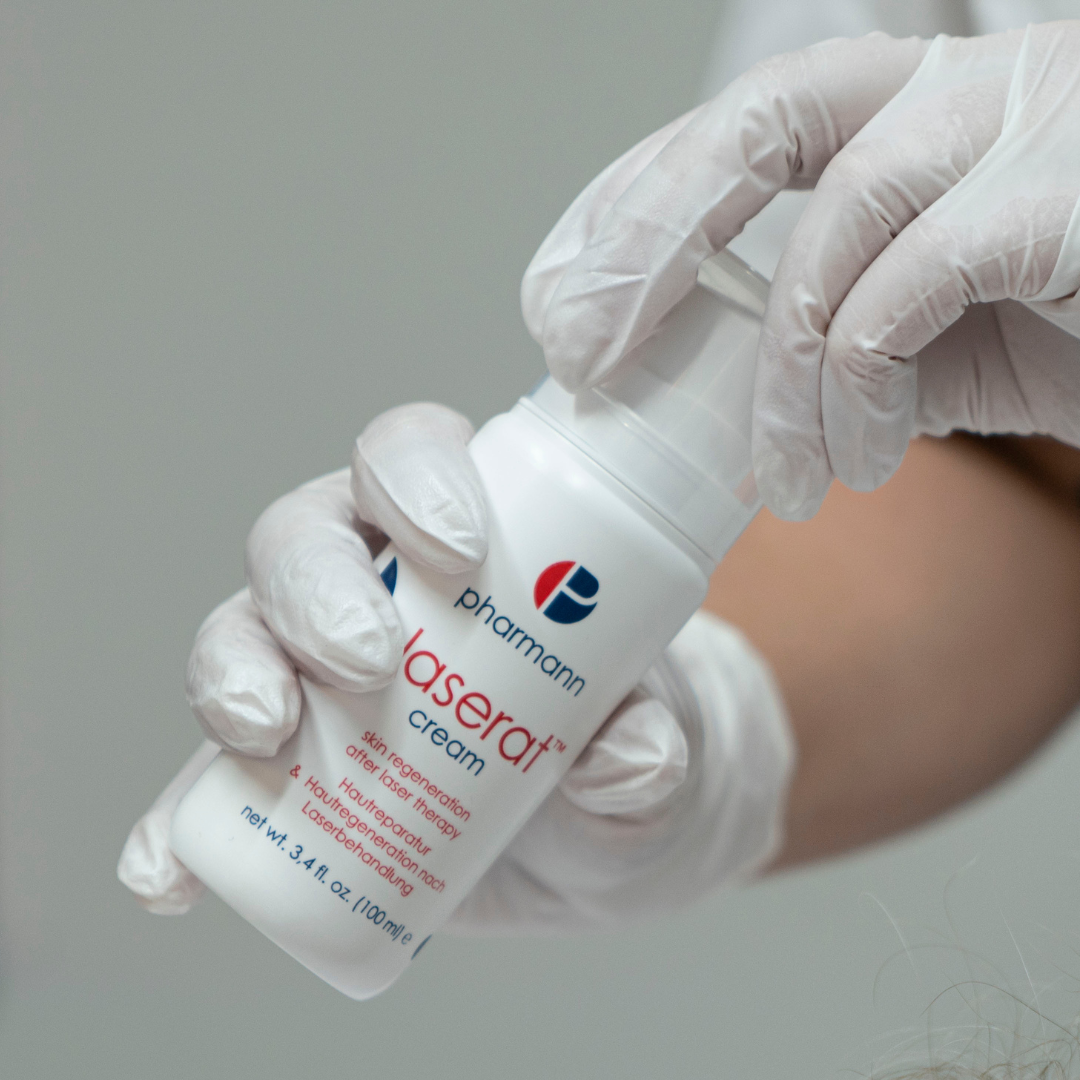 Herstellende crème gebruikt na laserbehandelingen